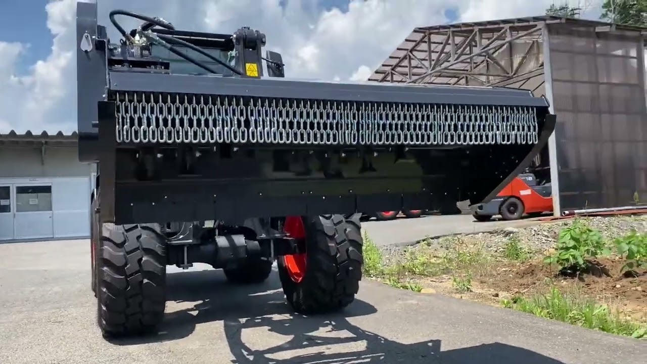 日本初上陸のBobcat L85にブッシュカッターへの装着風景